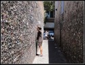 jediné turistické lákadlo v městečku - žvýkačková stěna :D